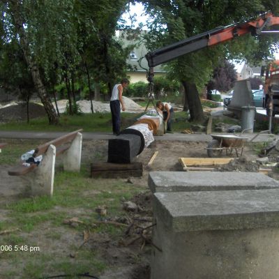 2006. Emlékoszlop állítása, készül a parkoló galéria megtekintése